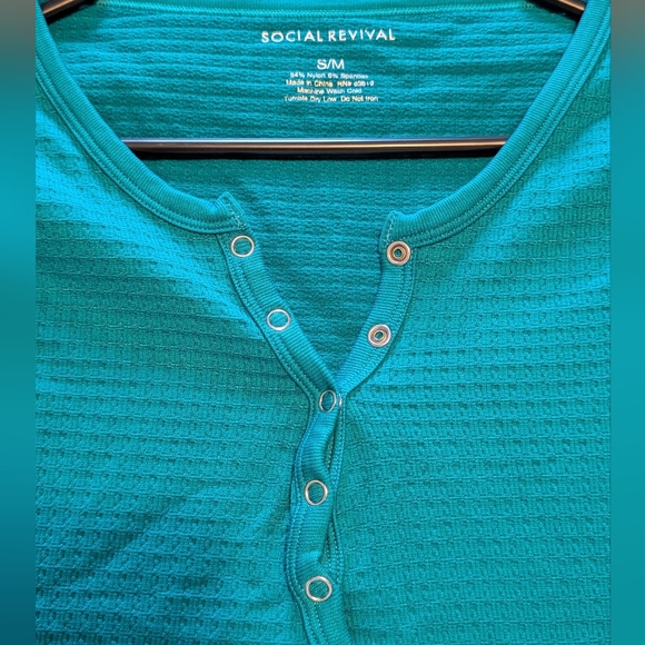 NWOT Social Revival Button Crop Tee Women's Size S/M - Picture 3 of 4